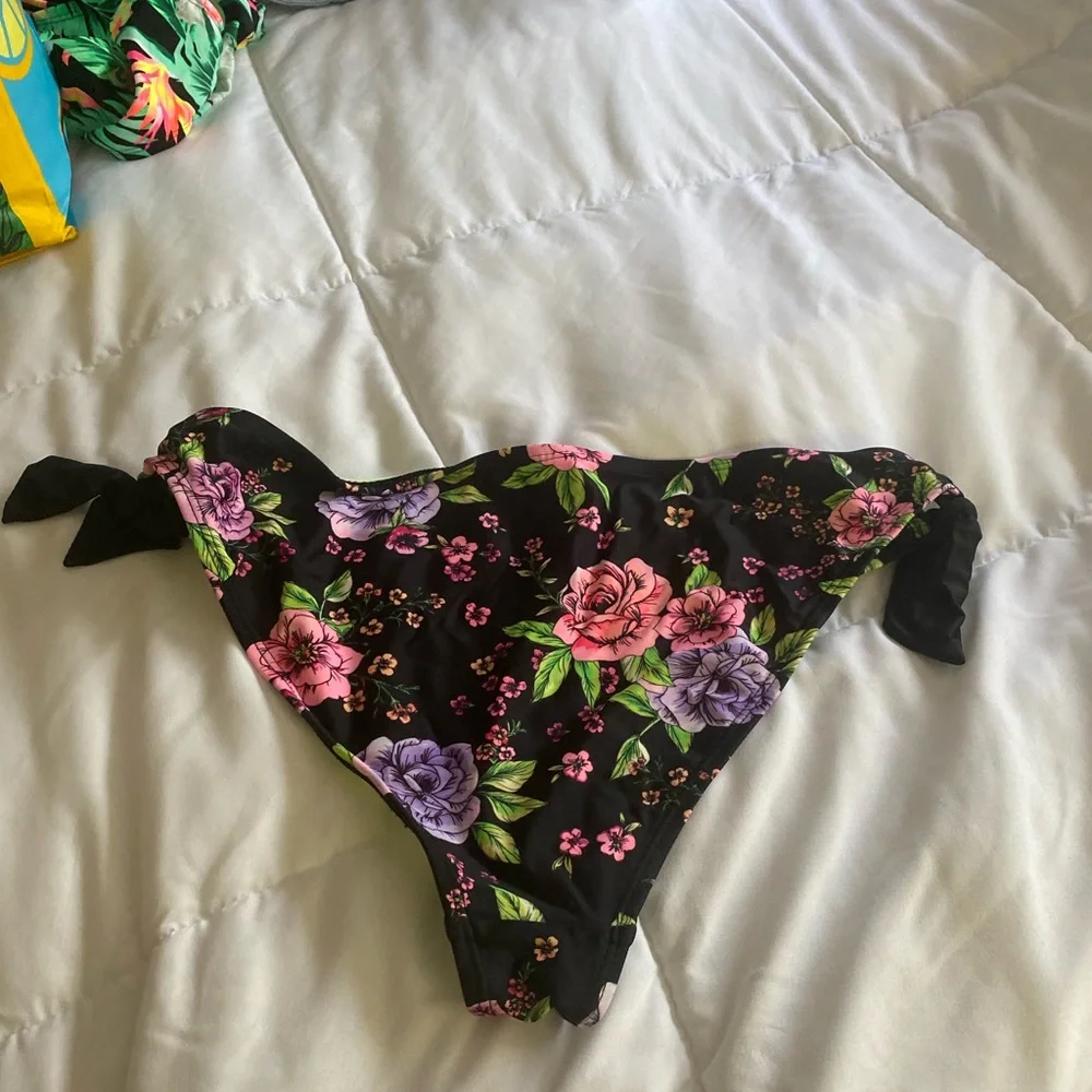 Endless sun bikini bottoms size x large multi colors with flowers - Picture 2 of 4